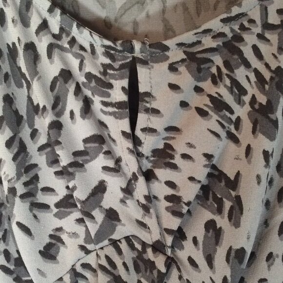 Daisy Fuentes Grey Leopard Print Blouse Size Large - Picture 2 of 7